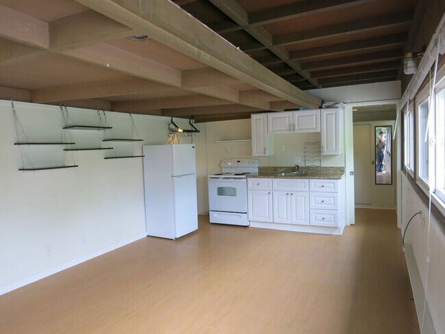 Building Photo - 302 Kipling St