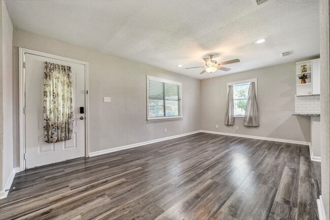 Building Photo - 7506 Bluebonnet St