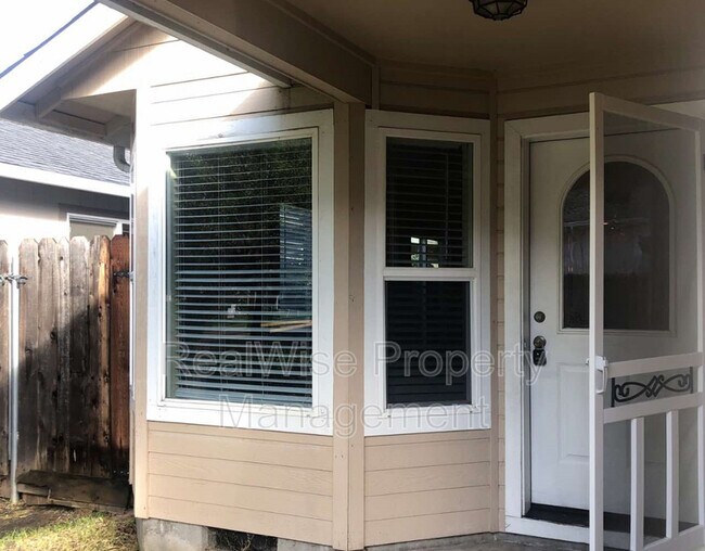 Building Photo - 3172 Forest Hills Dr