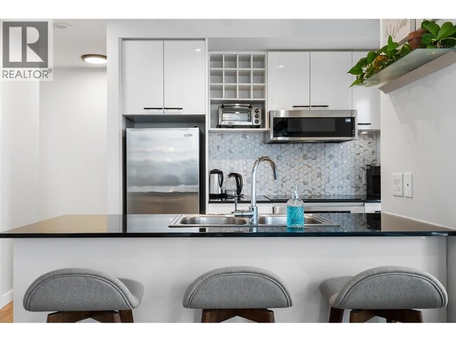 Building Photo - 668 Citadel Parade