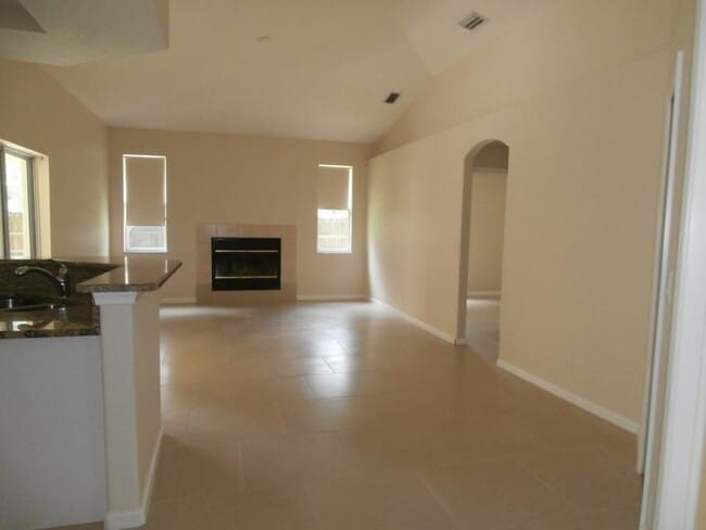 Building Photo - Three Bedroom Two Bath Home