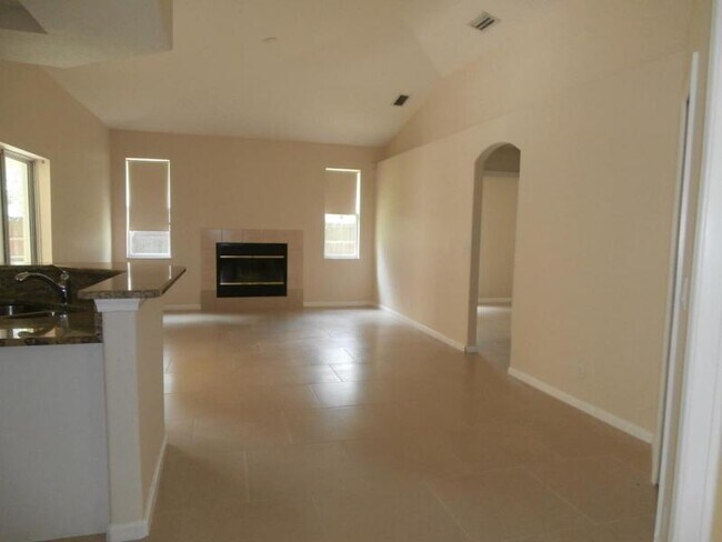 Foto del edificio - Three Bedroom Two Bath Home