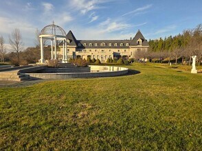 Building Photo - 1280 Oak St