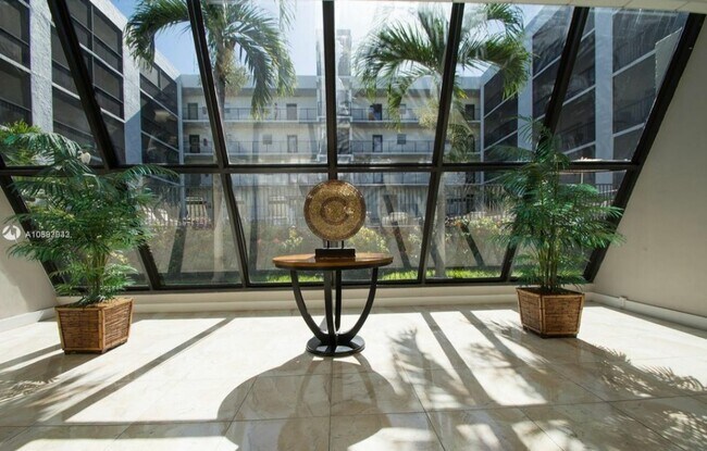 Vestíbulo cerrado - 201 178th Dr