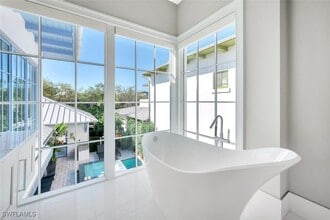 Building Photo - 982 9th Ave S