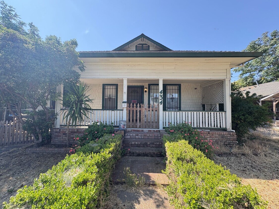 Foto principal - Charming 2 Bed, 1 Bath Single-Story Home