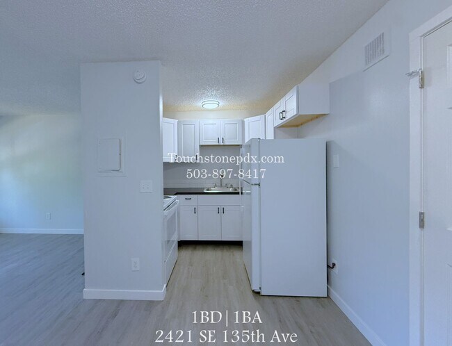 Foto del edificio - Inviting East Portland Apartment with Bright Living and Everyday Comfort
