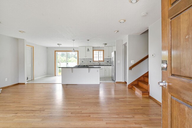 Building Photo - Beautiful, remodeled 3-bdrm/2-bath tri-lev...