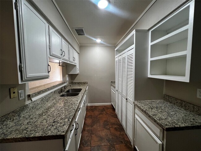 Foto del edificio - 18522 Glen Briar Ln