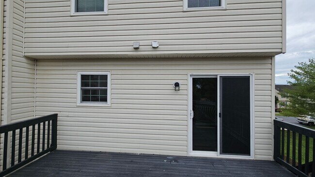 Foto del edificio - DON'T MISS THIS STUNNER!  3 Bedroom End Unit Townhome in Quiet Location!