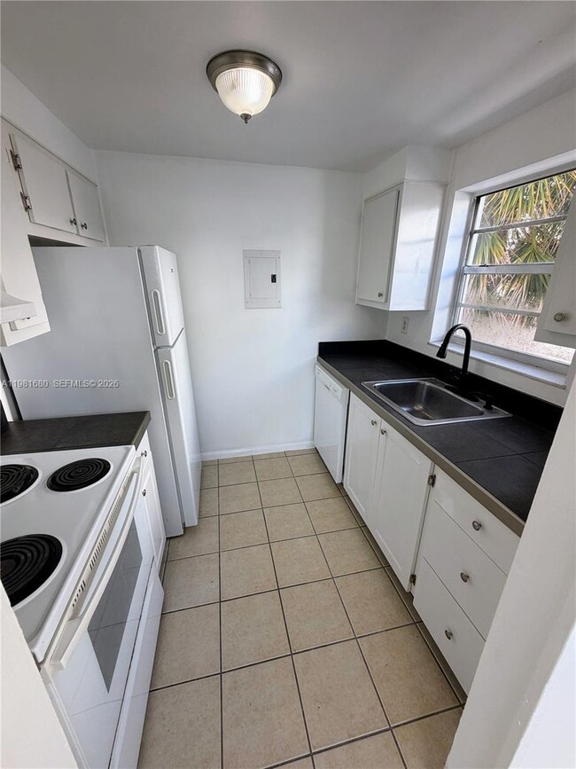 Building Photo - 2001 Bay Dr