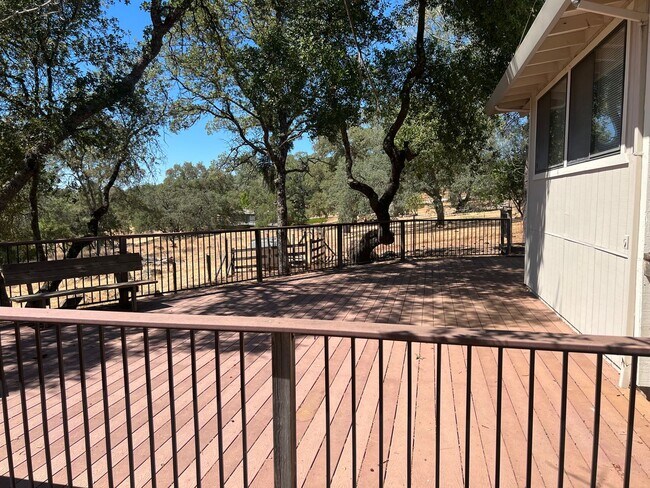 Building Photo - Beautiful 3 bed 2 bath on Property with a ...