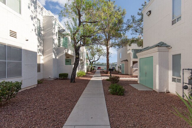 Foto del edificio - First floor 1 br unit in gated community w...