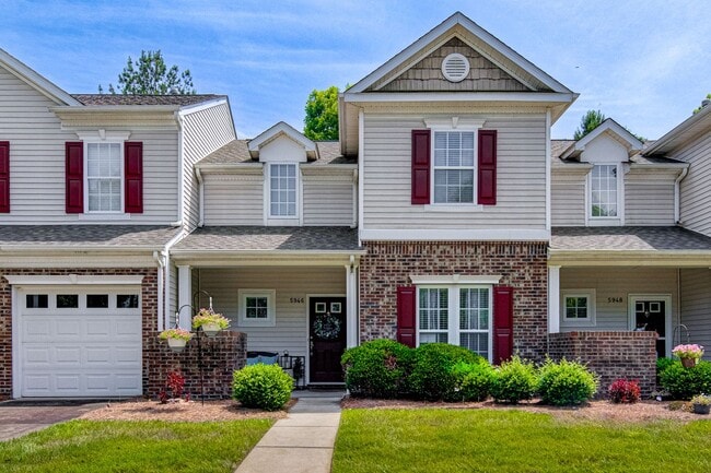 Beautiful 3BR/2BA Townhome in Winston-Salem - Beautiful 3BR/2BA Townhome in Winston-Salem