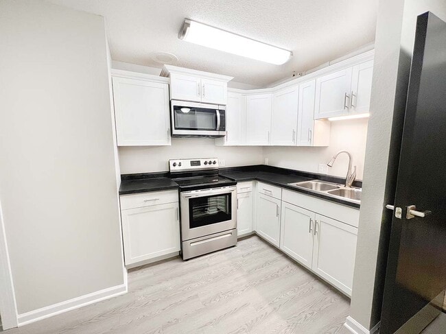 Open-concept kitchen - 2100 Springport Apartments
