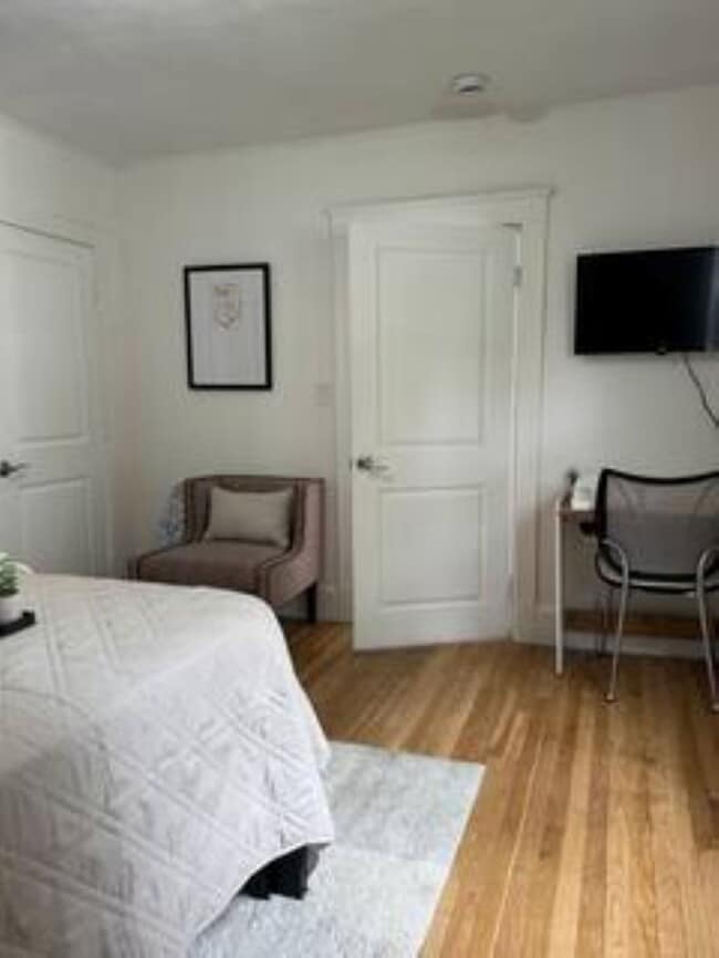 Building Photo - 10 Cranch St