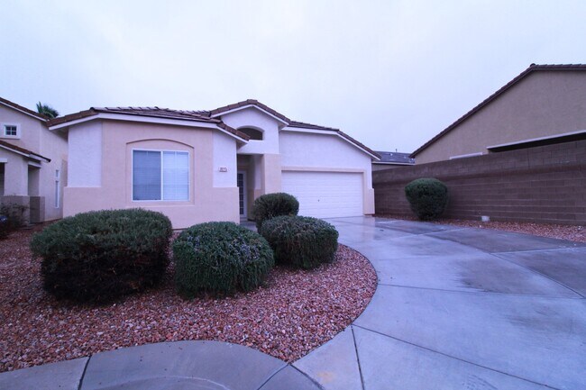 Building Photo - SHOWINGS AVAILABLE NOW