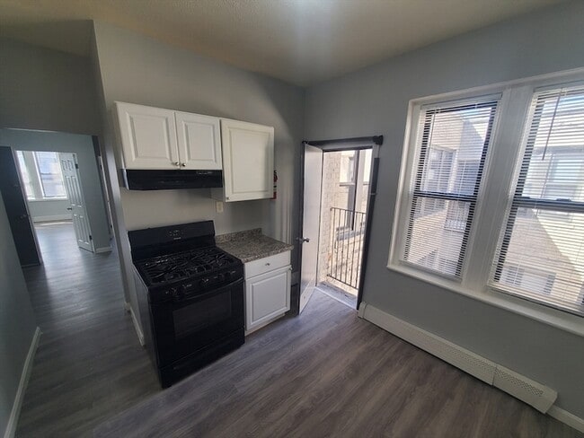 Building Photo - 14 Abbotsford St