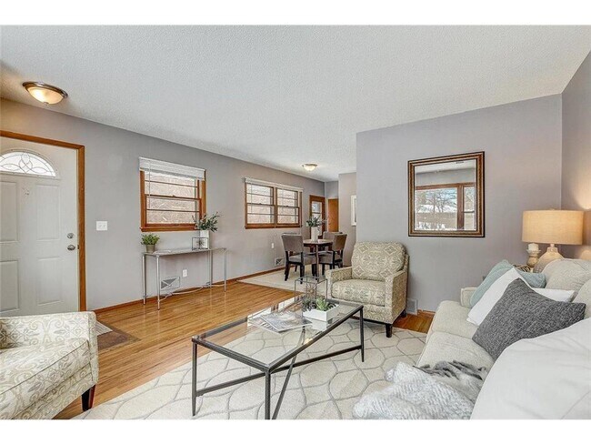 Foto del edificio - 2237 Hampshire Ave S