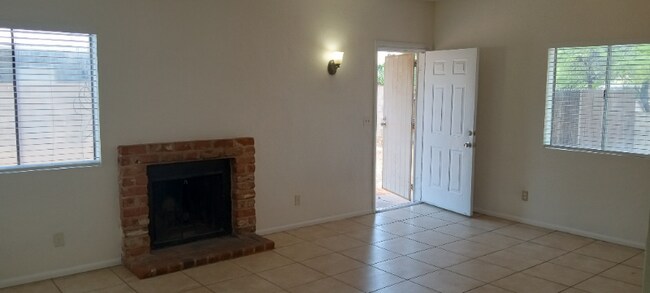 Foto del edificio - 2341 N Dodge Blvd
