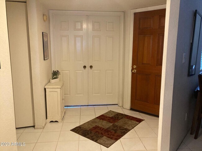 Foto del edificio - 9430 E Mission Ln