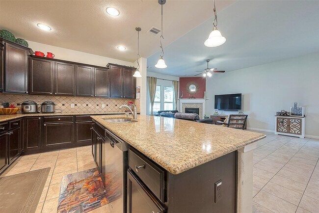 Foto del edificio - 15627 Huddleston Dr