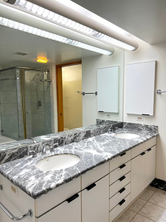 Building Photo - WAIKIKI LANDMARK...A GEM IN FINE LIVING......