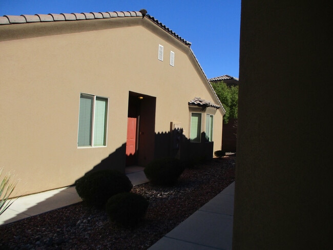 Building Photo - Charming 3-Bedroom Town Home in Golf Cours...