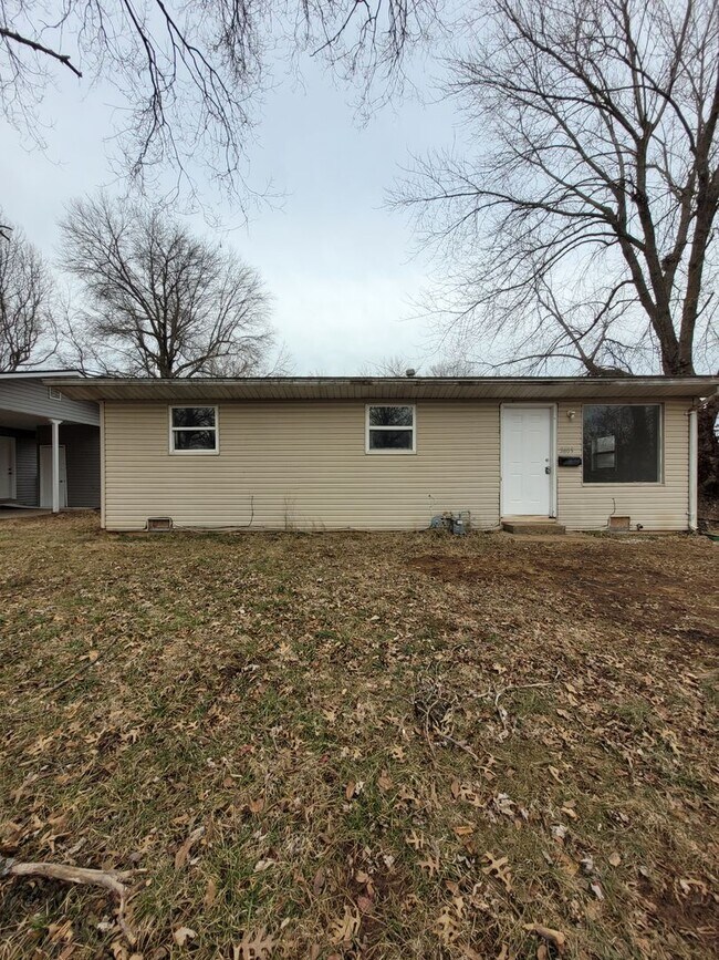 Foto del edificio - 3 Bedroom 1 Bath home with a Fenced back Yard!