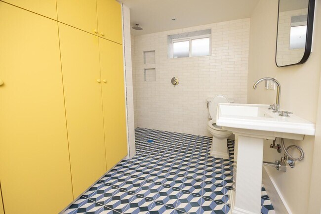Foto del edificio - 4619 N Commercial Ave