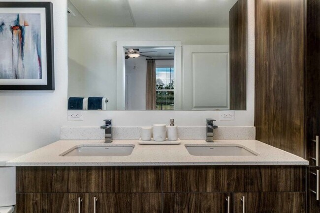 Foto del edificio - 11250 Mason Rd