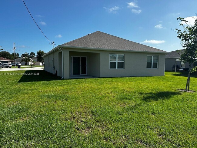 Building Photo - 2098 SW Altman Ave