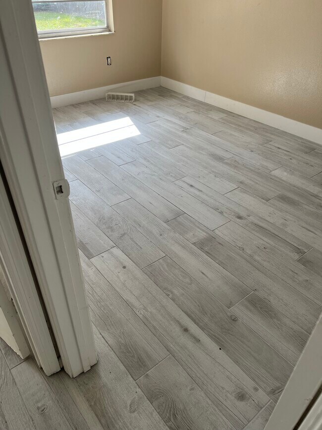 Building Photo - 6261 Silver Glen Ct