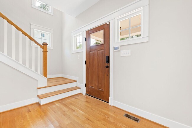 Building Photo - Craftsman Style Home in heart of the Lakewood-Tuscaloosa neighborhood!