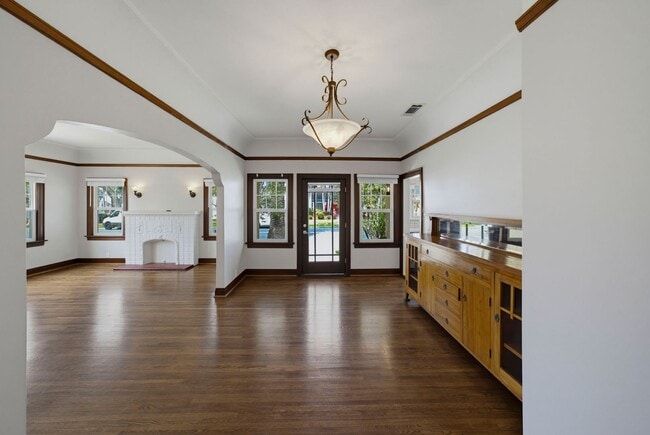Building Photo - 828 11th St