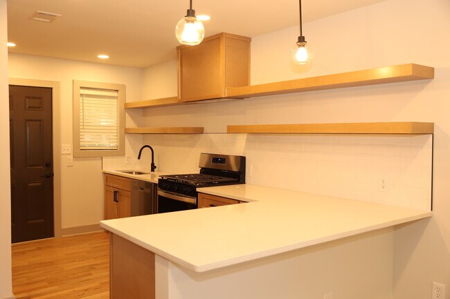 Cocina totalmente renovada y rediseñada - 3170 Alston Townhomes.