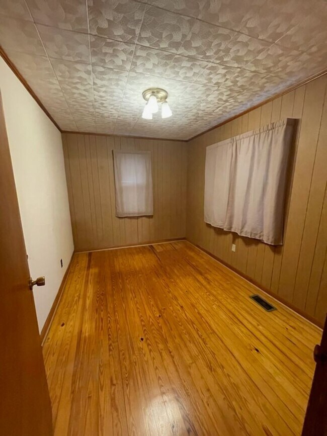 Building Photo - Location!!!
