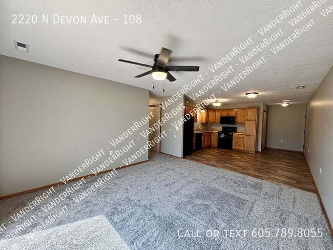 Building Photo - 2220 Devon Ave