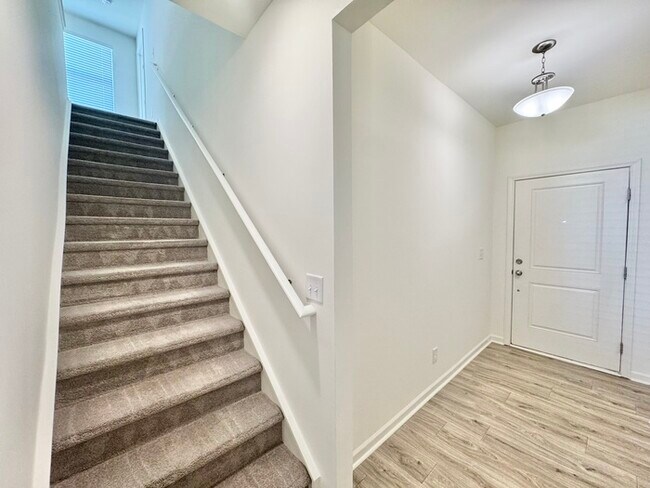 Foto del edificio - 3 br paired home with loft, minutes from I-77 I-40