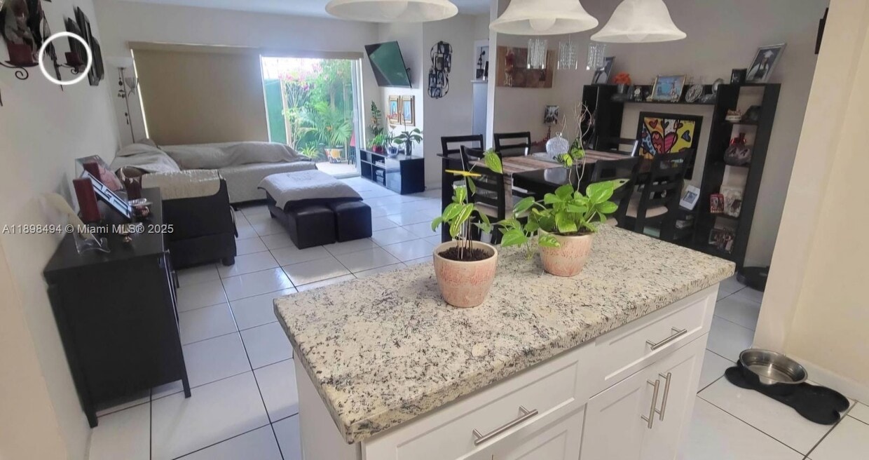 Foto principal - 4210 NW 79th Ave