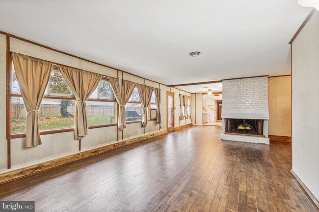 Building Photo - Welcome to 4 Knickerbocker Dr!