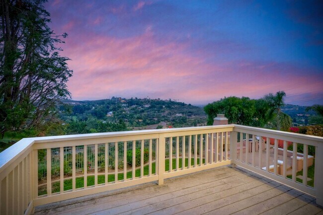 Building Photo - Executive Home with Views!