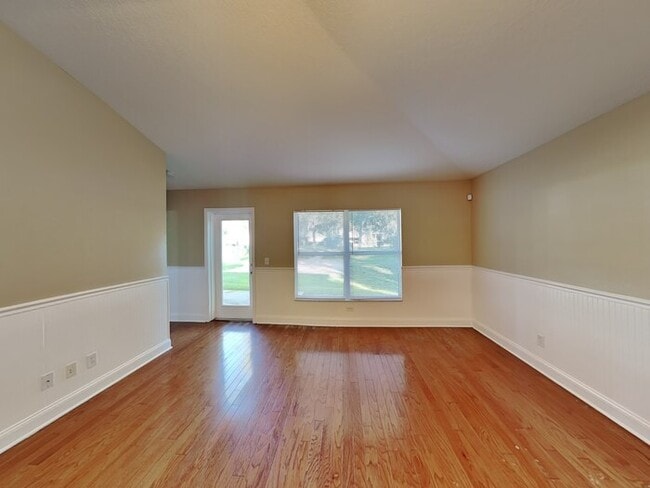 Building Photo - MOVE IN SPECIAL!!! Spacious 4/2 AVAILABLE NOW