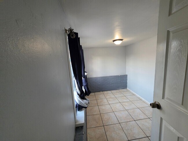 Foto del edificio - 1318 W 119th St