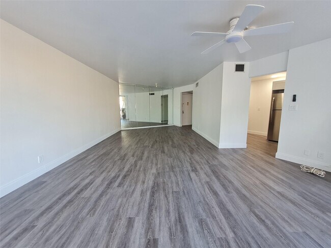 Foto del edificio - 6911 Environ Blvd