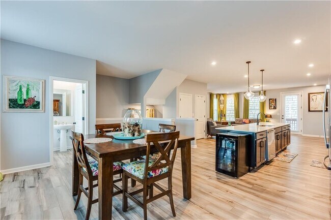 Building Photo - 399 Skylar Way SE