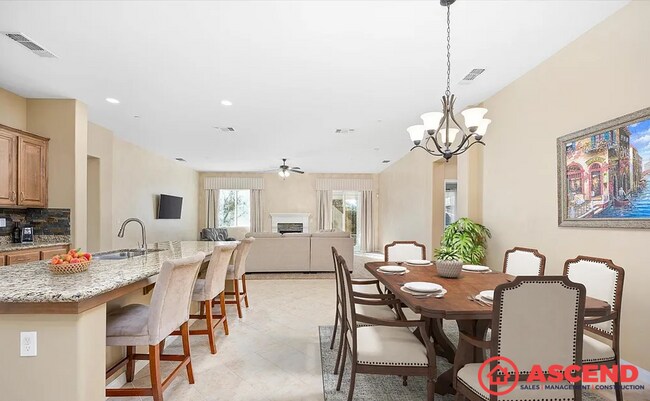 Foto del edificio - 5 Bedroom | 3 Bathroom House — Bakersfield (93314)