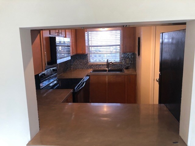 kitchen pass-thru - 1100 N Shore Dr NE