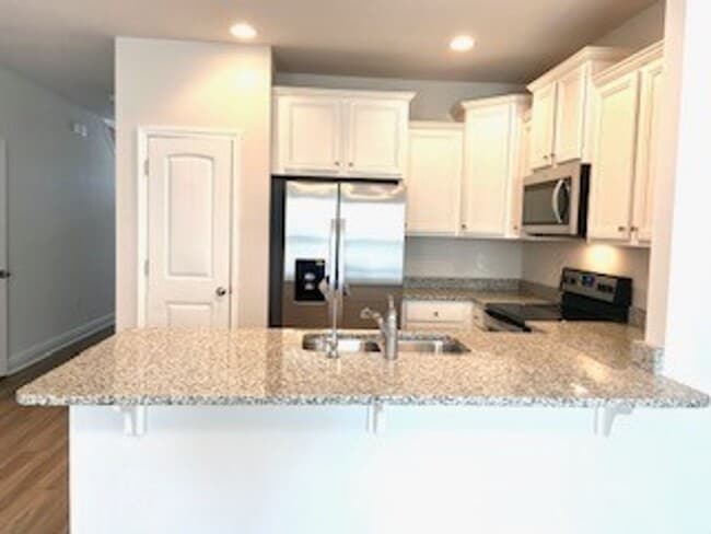 Building Photo - COMMUNITY POOL! Close to Navy base, beach,...