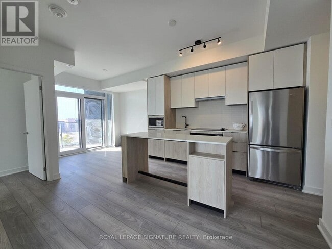 Building Photo - 1007 The Queensway
